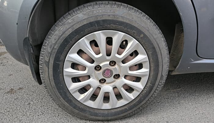 2014 Fiat Punto EVO DYNAMIC 1.3 MULTIJET, Diesel, Manual, 2,02,288 km, tyre