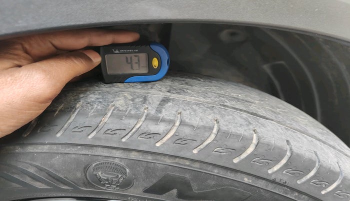 2022 KIA CARENS LUXURY PLUS 1.4 PETROL 7 STR, Petrol, Manual, 20,465 km, tyre