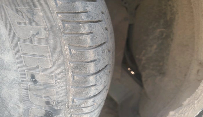 2015 Toyota Innova 2.5 VX 8 STR, Diesel, Manual, 1,27,191 km, tyre