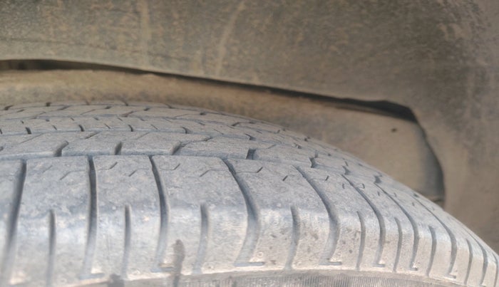 2015 Toyota Innova 2.5 VX 8 STR, Diesel, Manual, 1,27,191 km, tyre