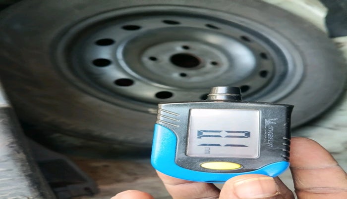 2021 Maruti Swift VXI, Petrol, Manual, 1,09,847 km, tyre