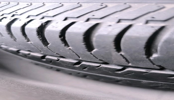 2015 Maruti Swift VXI, Petrol, Manual, 96,035 km, tyre