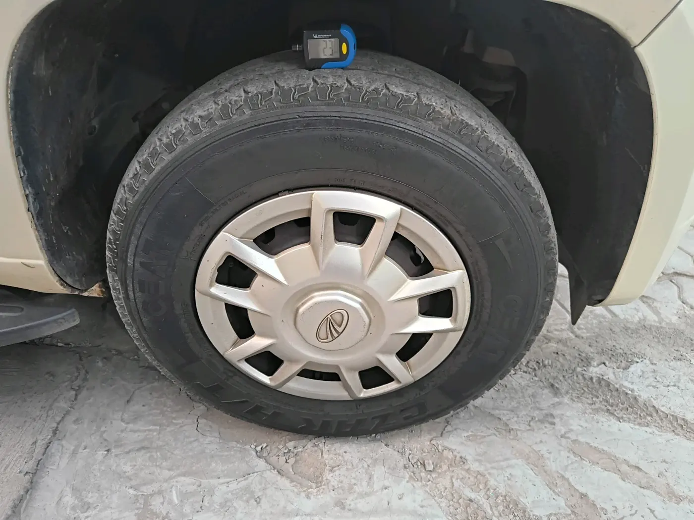 2017 Mahindra TUV300 T6 PLUS AMT, Diesel, Automatic, 23,373 km, tyre