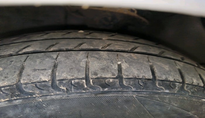 2014 Hyundai i10 SPORTZ 1.1, Petrol, Manual, 1,12,838 km, tyre