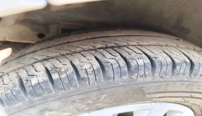 2014 Hyundai i10 SPORTZ 1.1, Petrol, Manual, 1,12,838 km, tyre