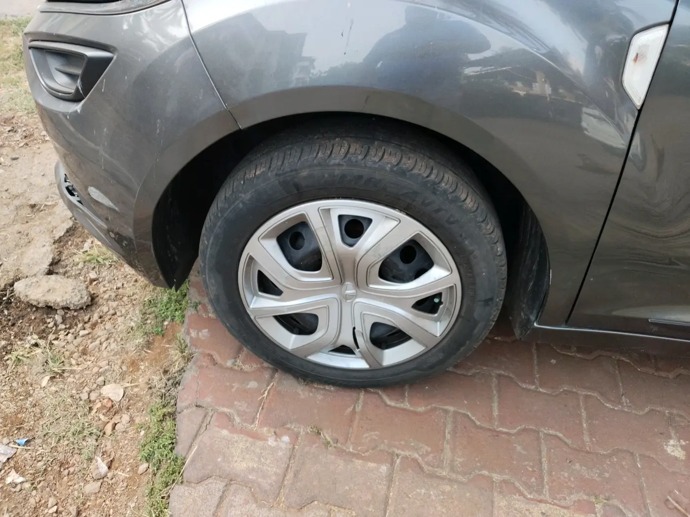 2022 Tata ALTROZ XM PLUS PETROL, Petrol, Manual, 56,200 km, tyre
