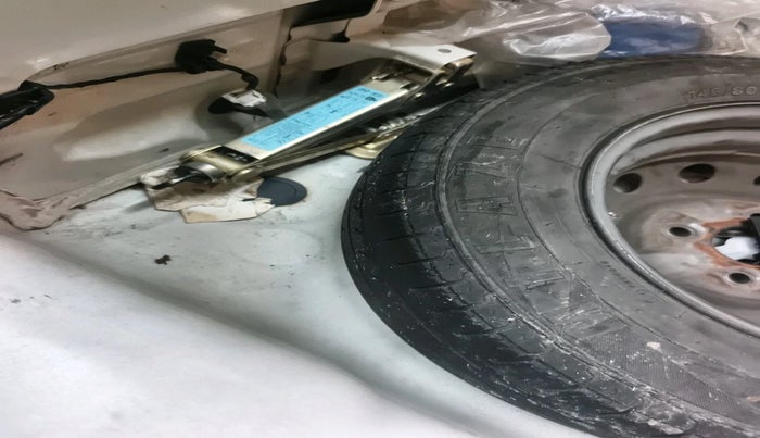 2017 Hyundai Eon ERA +, Petrol, Manual, 21,093 km, tyre