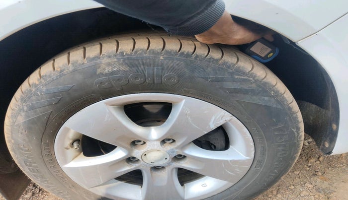 2011 Skoda Fabia ELEGANCE 1.2 MPI, Petrol, Manual, 1,04,523 km, tyre