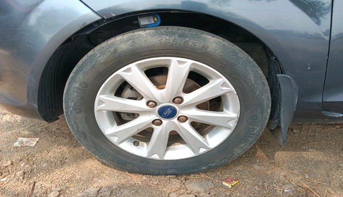 2011 Ford Fiesta TITANIUM DIESEL, Diesel, Manual, 1,10,369 km, tyre