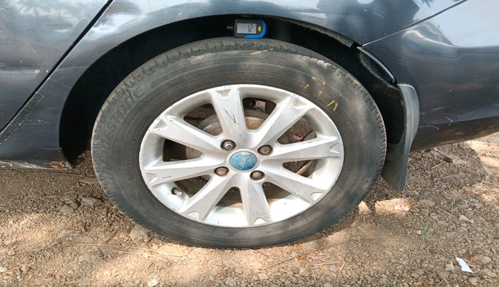 2011 Ford Fiesta TITANIUM DIESEL, Diesel, Manual, 1,10,369 km, tyre