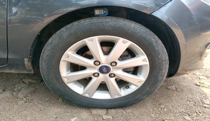 2011 Ford Fiesta TITANIUM DIESEL, Diesel, Manual, 1,10,369 km, tyre