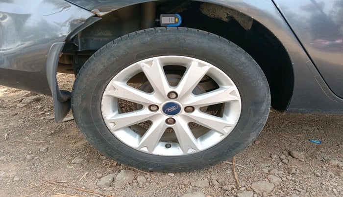 2011 Ford Fiesta TITANIUM DIESEL, Diesel, Manual, 1,10,369 km, tyre