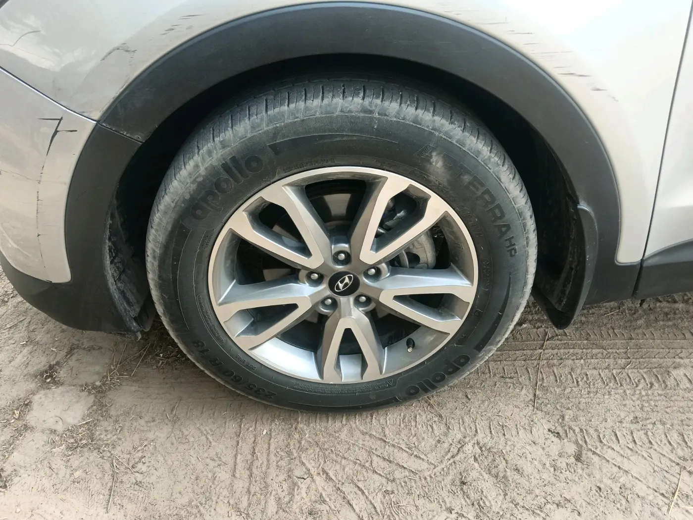 2015 Hyundai Santa Fe 2 WD AT, Diesel, Automatic, 99,234 km, tyre