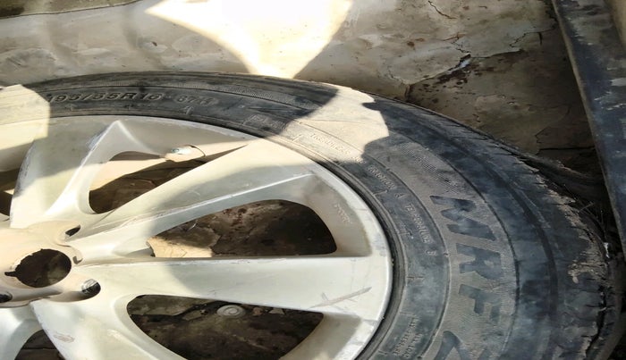 2011 Hyundai Verna FLUIDIC 1.6 VTVT SX, Petrol, Manual, 76,381 km, tyre