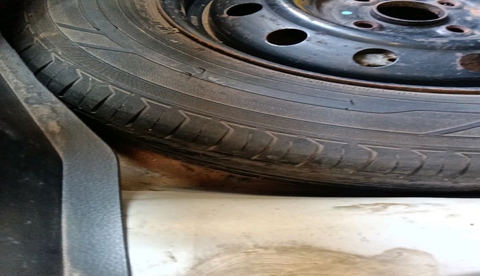 2015 Maruti Swift ZXI, Petrol, Manual, 99,874 km, tyre