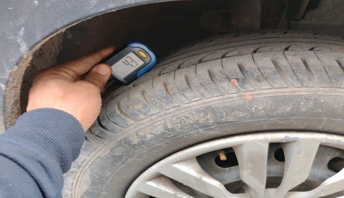 2016 Mahindra Kuv100 K6 PLUS 6 STR, Petrol, Manual, 1,23,492 km, tyre