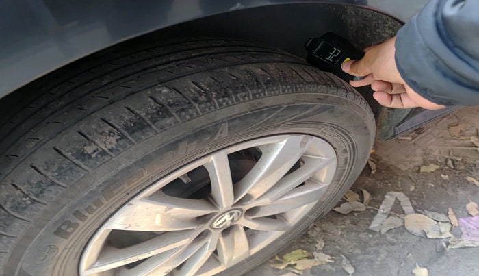 2015 Volkswagen Polo HIGHLINE1.2L, Petrol, Manual, 67,836 km, tyre