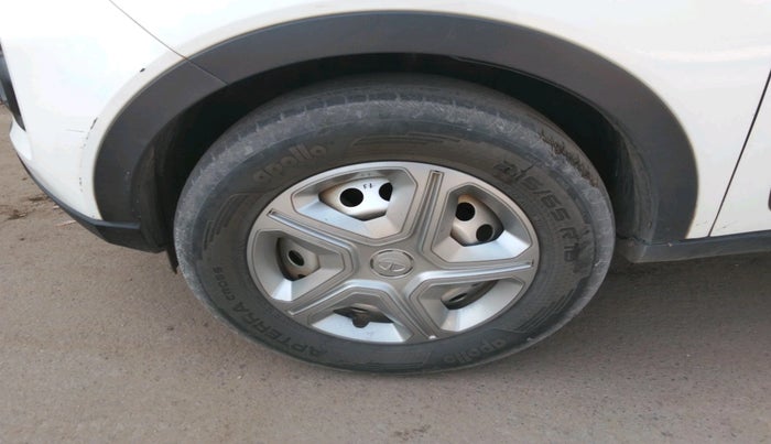 2020 Tata NEXON XE DIESEL, Diesel, Manual, 2,22,240 km, tyre