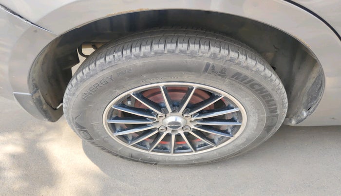 2015 Maruti Swift Dzire VXI, Petrol, Manual, 1,08,277 km, tyre