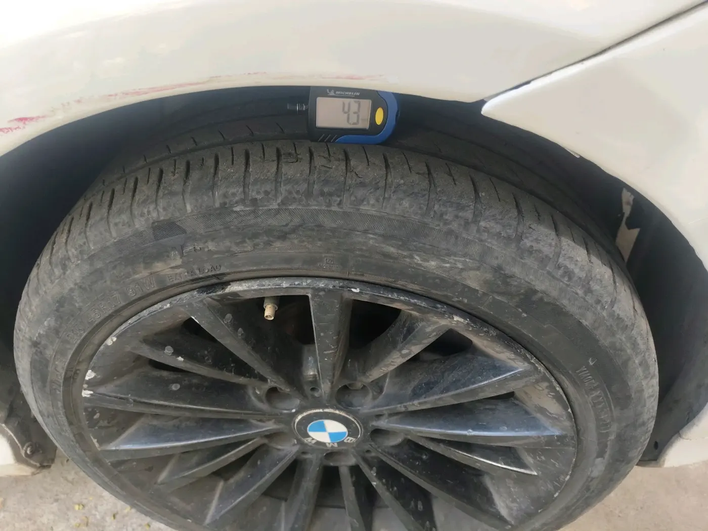 2011 BMW 3 Series 320d, Diesel, Automatic, 1,36,172 km, tyre