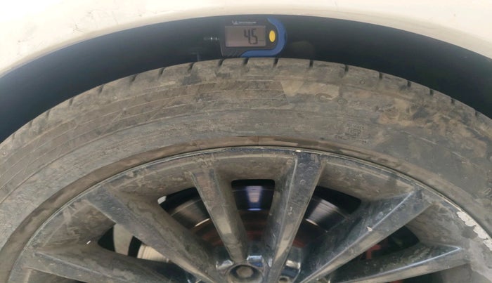 2011 BMW 3 Series 320d, Diesel, Automatic, 1,36,172 km, tyre