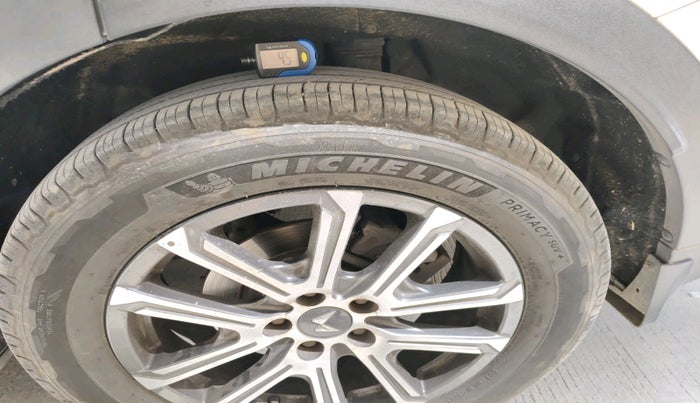 2022 Mahindra XUV700 AX 7 LUXURY P AT 7 STR, Petrol, Automatic, 1,05,874 km, tyre