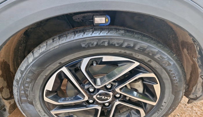 2024 KIA CARENS PRESTIGE PLUS 1.5 PETROL IMT 7 STR, Petrol, Manual, 31,520 km, tyre