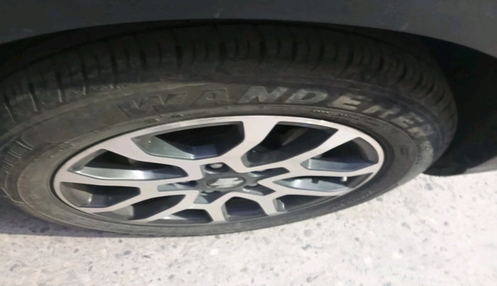 2023 Maruti XL6 ALPHA PLUS MT, Petrol, Manual, 24,478 km, tyre