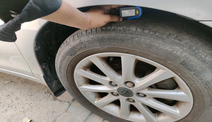 2011 Toyota Camry W1 MT, Petrol, Manual, 31,225 km, tyre