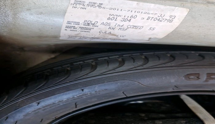 2011 Volkswagen Polo COMFORTLINE 1.2L PETROL, Petrol, Manual, 1,10,613 km, tyre