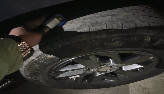 2025 Tata Safari PURE PLUS, Diesel, Manual, 38,282 km, tyre