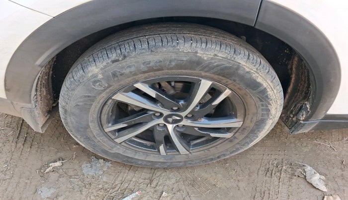 2023 Mahindra XUV700 AX 5 P MT 5 STR, Petrol, Manual, 17,368 km, tyre