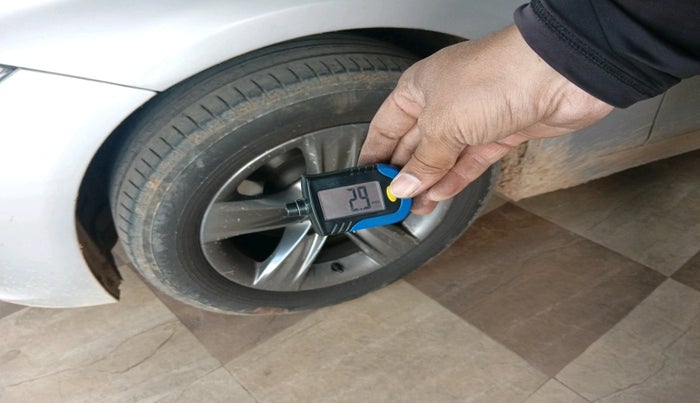 2012 BMW 3 Series 320d, Diesel, Automatic, 1,07,850 km, tyre