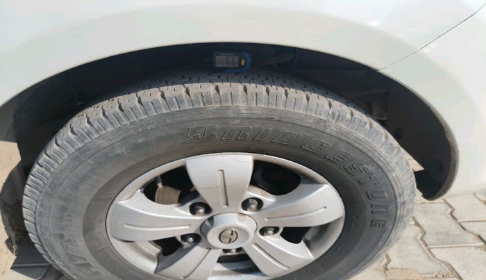 2017 Tata Safari Storme 2.2 VX 4X4, Diesel, Manual, 1,40,823 km, tyre