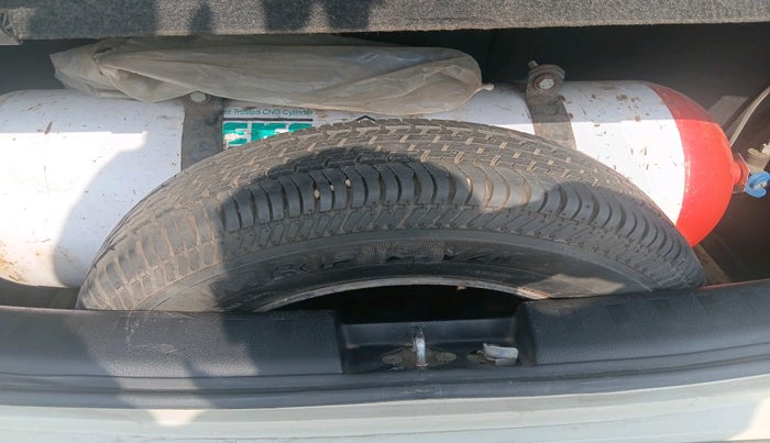 2015 Maruti Swift VXI, CNG, Manual, 1,16,660 km, tyre