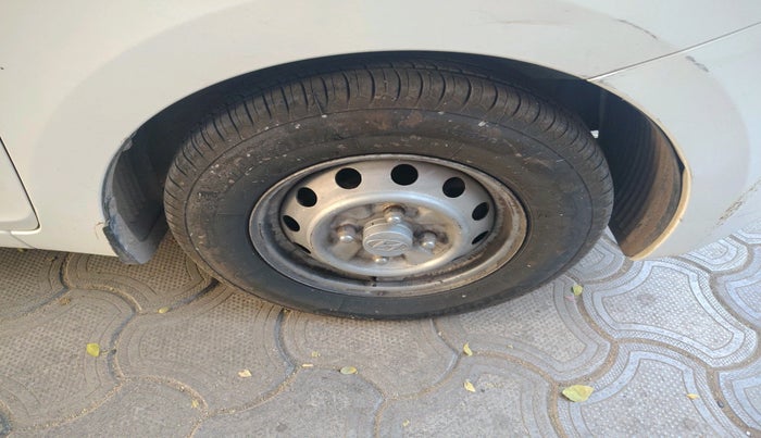 2017 Hyundai Eon ERA +, Petrol, Manual, 57,053 km, tyre