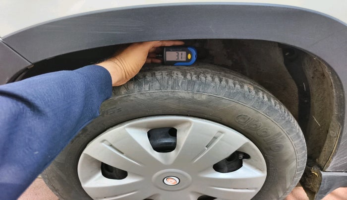 2016 Mahindra Kuv100 K4 PLUS 6 STR, Petrol, Manual, 75,747 km, tyre