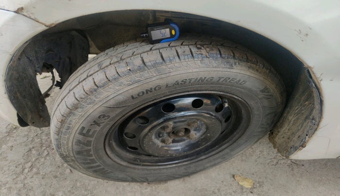 2011 Maruti Swift VXI, CNG, Manual, 2,08,795 km, tyre