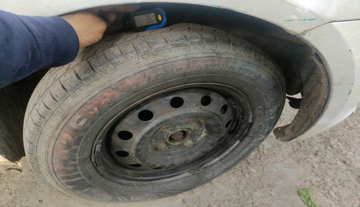 2011 Maruti Swift VXI, CNG, Manual, 2,08,795 km, tyre