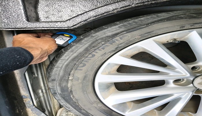 2018 Toyota Camry HYBRID, Hybrid, Automatic, 74,333 km, tyre