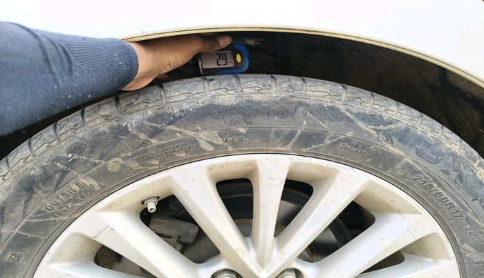 2018 Toyota Camry HYBRID, Hybrid, Automatic, 74,333 km, tyre