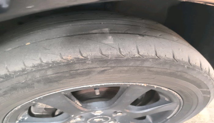 2012 Chevrolet Cruze LTZ AT, Diesel, Automatic, 1,62,122 km, tyre