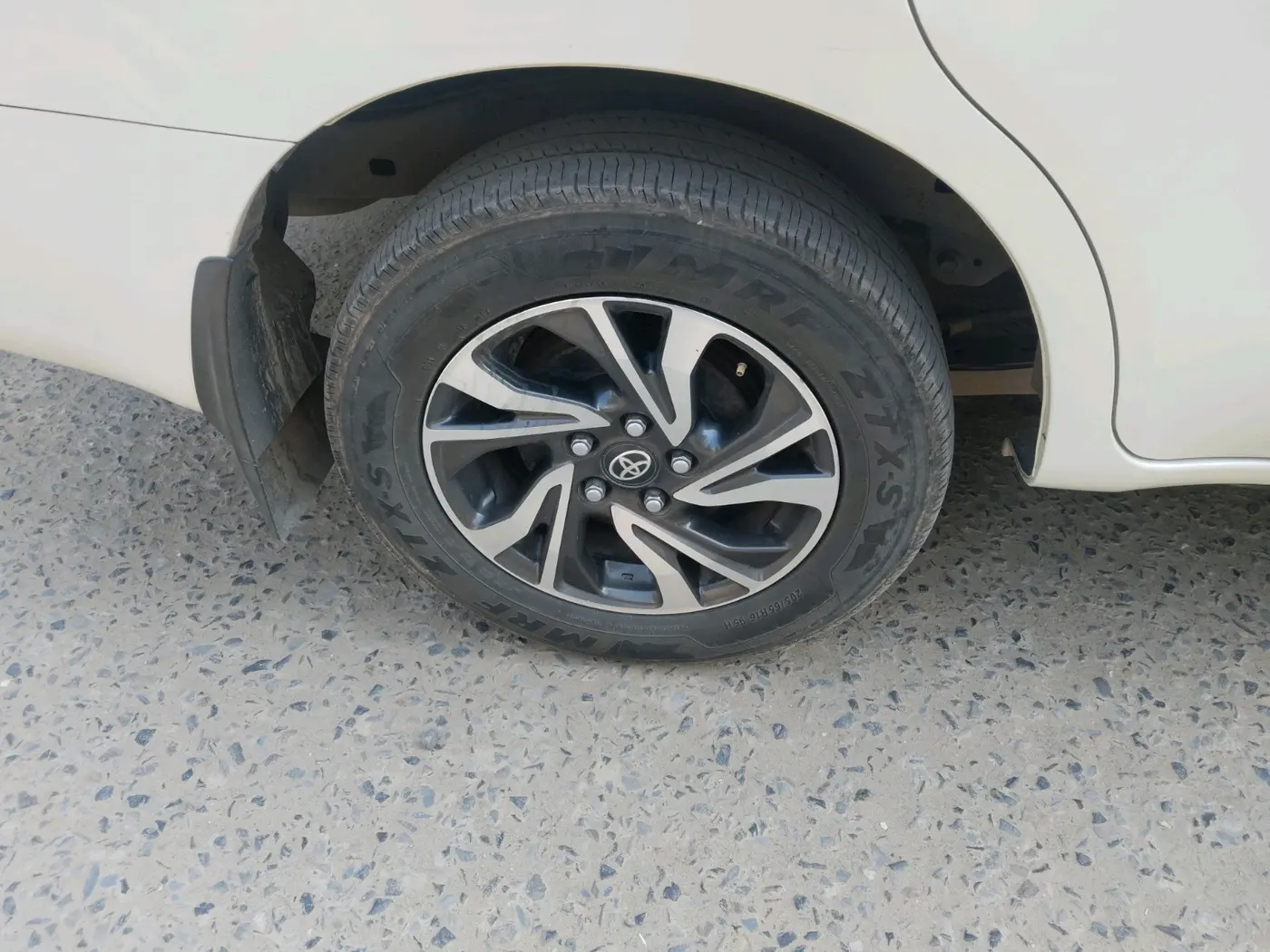 2022 Toyota Innova Crysta 2.4 VX 7 STR, Diesel, Manual, 1,01,917 km, tyre