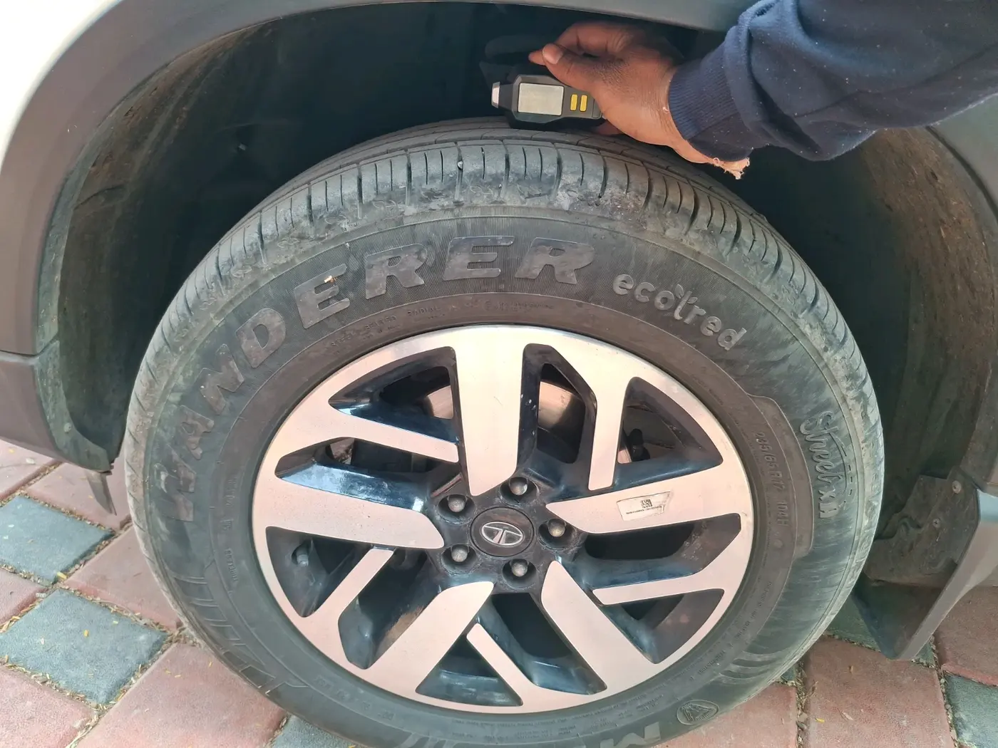 2022 Tata Harrier XZA PLUS 2.0L, Diesel, Automatic, 14,288 km, tyre