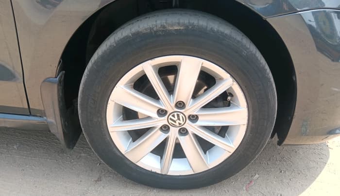 2016 Volkswagen Vento HIGHLINE 1.5 AT, Diesel, Automatic, 1,30,834 km, tyre
