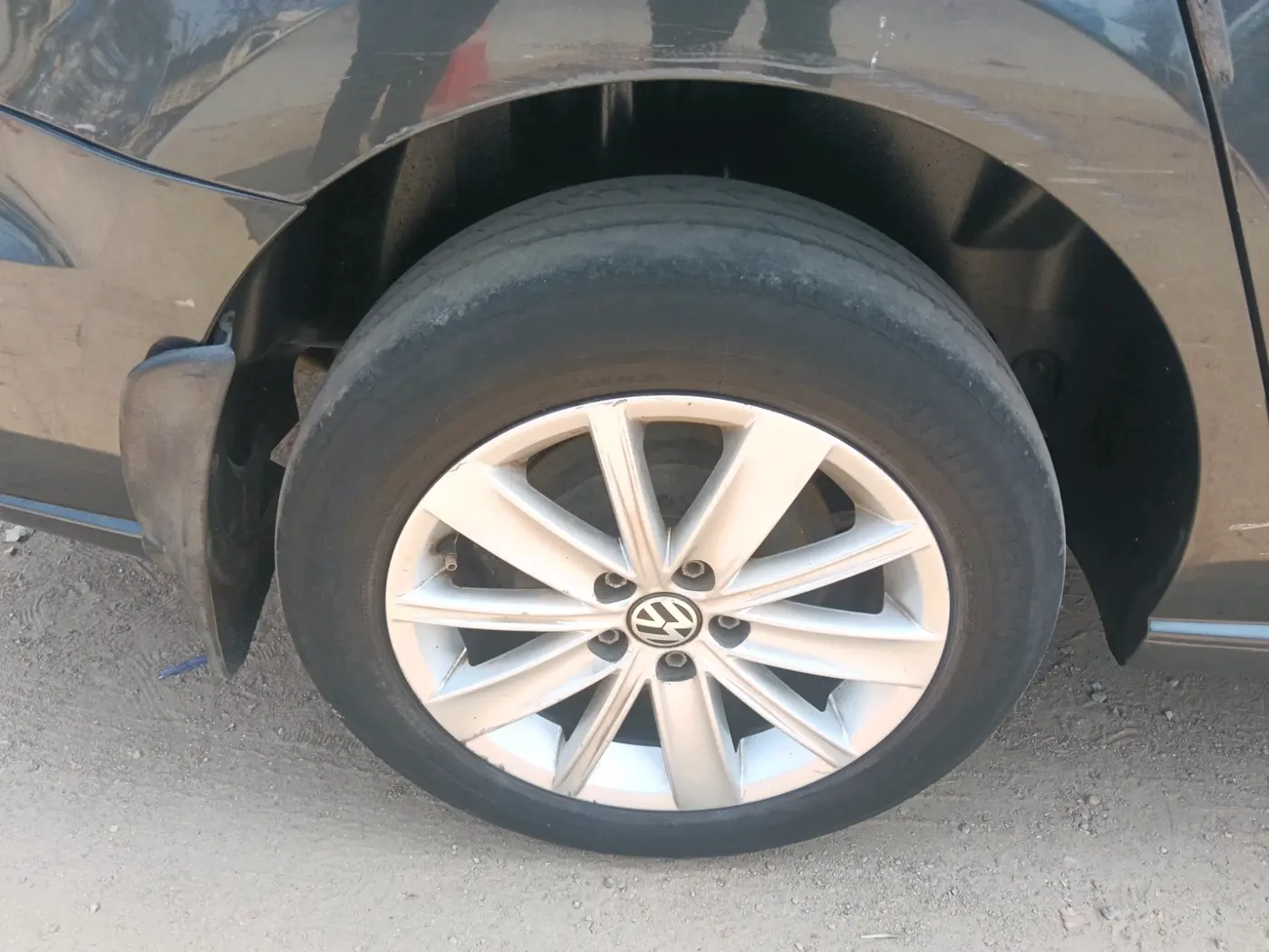 2016 Volkswagen Vento HIGHLINE 1.5 AT, Diesel, Automatic, 1,30,834 km, tyre