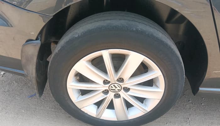 2016 Volkswagen Vento HIGHLINE 1.5 AT, Diesel, Automatic, 1,30,834 km, tyre