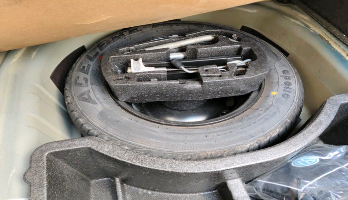 2013 Volkswagen Vento HIGHLINE PETROL AT, Petrol, Automatic, 95,446 km, tyre