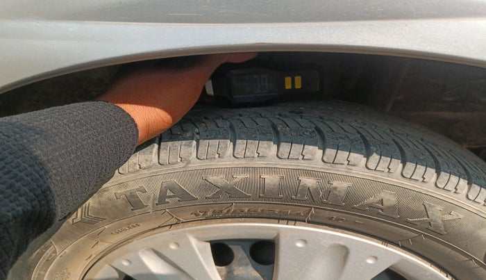 2015 Honda Brio S MT, Petrol, Manual, 1,23,253 km, tyre