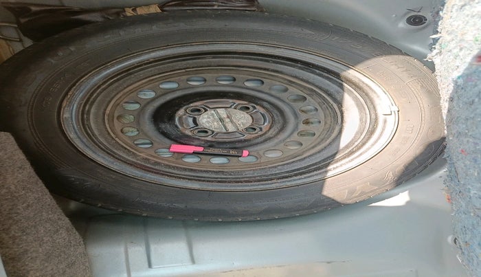 2015 Honda Brio S MT, Petrol, Manual, 1,23,253 km, tyre